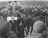 Prinsesse Benedikte og prins Richard blev hentet af 72 rødfrakkede ryttere ved Tre Pile-lågen på Eremitagesletten