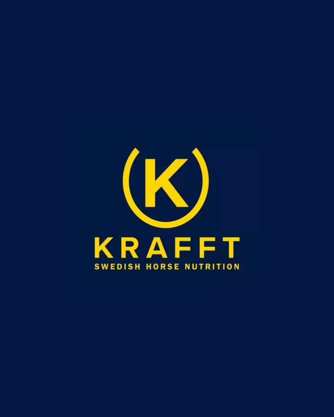 Heste er fantastiske skabninger – kraftfulde, men alligevel følsomme. For at kunne garantere den absolut bedste kvalitet – både med hensyn til din hest og miljøet – anvender vi naturlige ingredienser fra bæredygtige landbrug. For os er det vigtigt at tage ansvar hele vejen fra mark til fodersæk.