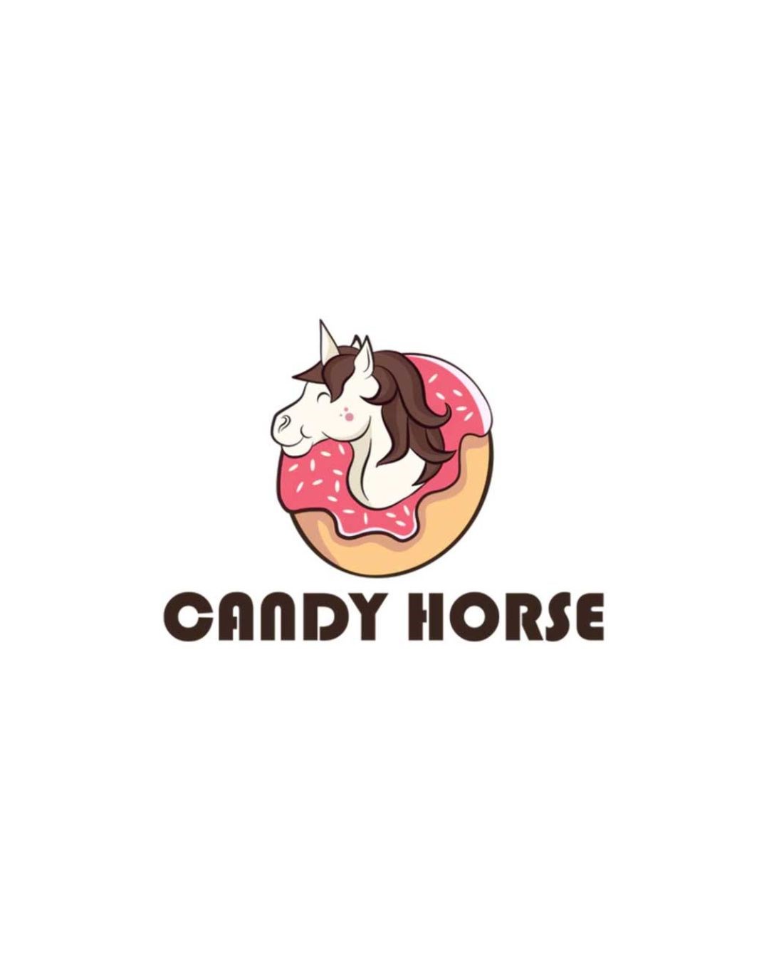 Candy Horse startede i 2021 og er siden vokset til et globalt anerkendt brand – takket være vores fantastiske fællesskab af ryttere på alle niveauer, fra verdensstjerner som Cathrine Laudrup-Dufour til hobby- og klubryttere.
Brandet er grundlagt og drives af Dominika Stańczak i Łódź, Polen, og hver eneste hestekiks er håndlavet – lige fra bagning og dekoration til pakning og afsendelse, så den kan nå sikkert frem til dig og din hest.