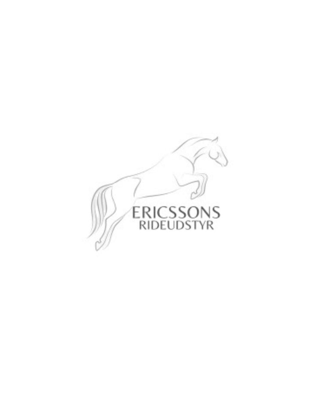 Hanne Ericsson som ejer Ericsson Rideudstyr har selv redet hele sit liv og ligedan gør hele hendes familie.
Kærligheden til heste, ridning og ikke midst til kvalitetsrideudstyr ligger aldrig langt væk.